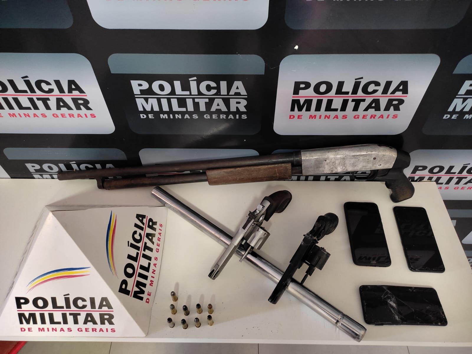 Portal Caparaó PM prende autor e apreende menor e três armas de fogo